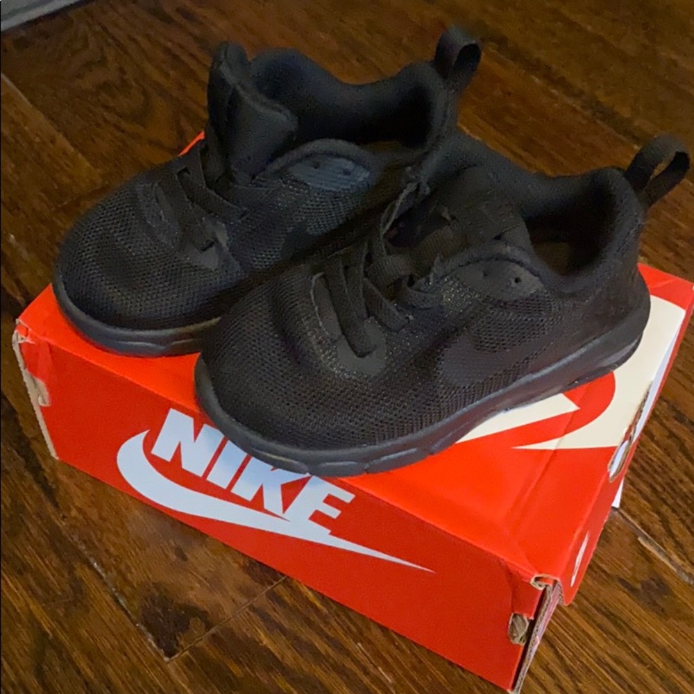 Nike Toddler All Black Air Max 7c. HARDLY WORN!